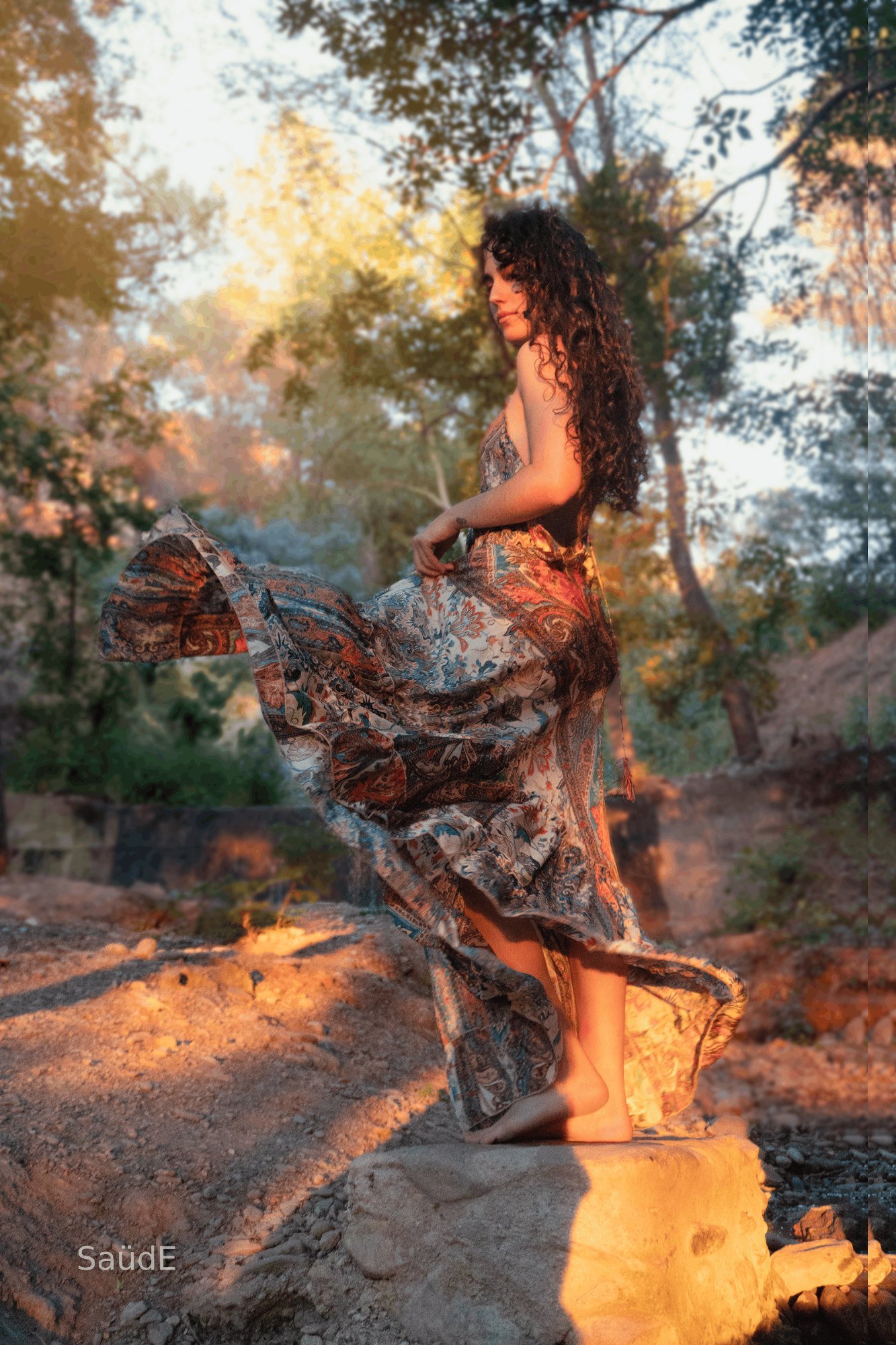 Mujer con vestido estampado en el bosque al atardecer durante una sesión de fotos artística en la naturaleza de TunaTi en Granada